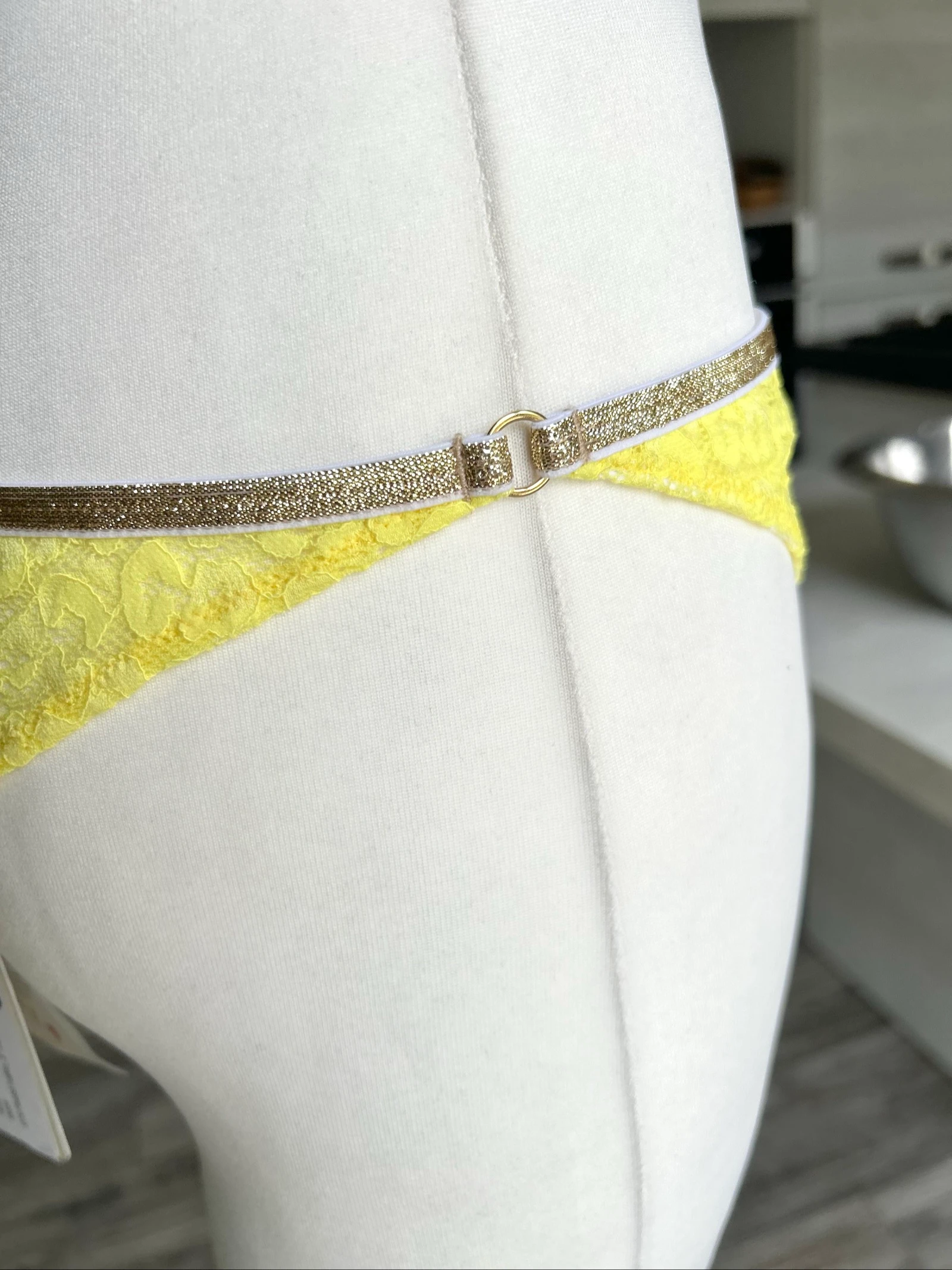 Conjunto de lingerie sutiã e tanga amarelo e dourado em poliamida La Nouvelle – photo 9